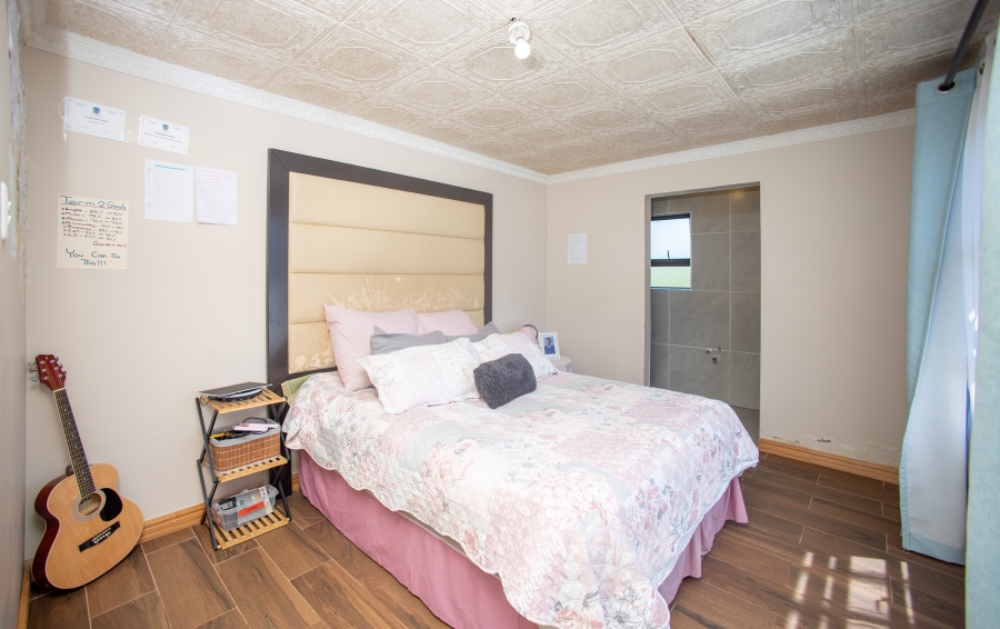 6 Bedroom Property for Sale in Beacon Bay Eastern Cape